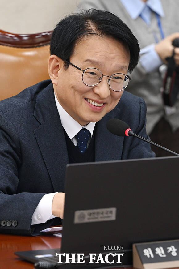 회의 주재하는 권칠승 행정안전위원회 신임 위원장.