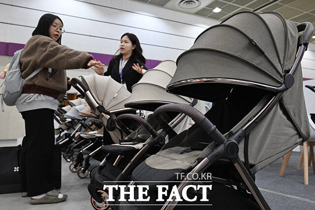 제49회 베페 베이비페어가 2일 오전 서울 강남구 코엑스에서 개막한 가운데 전시장은 관람객들로 붐비고 있다. /김성렬 기자