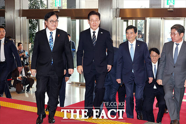 추경안 시정연설 위해 국회 방문한 이재명 대통령(가운데). /국회사진기자단