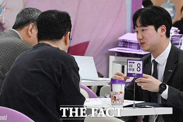 2026 상반기 IFS 프랜차이즈 창업·산업 박람회가 2일 오전 서울 강남구 코엑스에서 개막한 가운데 관람객들이 전시장을 둘러보고 있다. /김성렬 기자