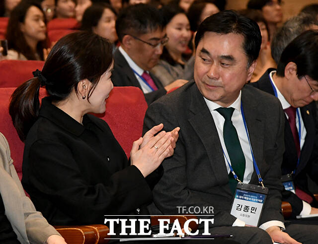 김종민 무소속 의원과 이야기를 나누는 이주영 의원.