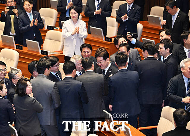 이재명 대통령이 2일 서울 여의도 국회 본회의장에서 중동 사태 대응 등을 위한 추가경정예산안에 대한 시정연설을 하고 있다. /국회=배정한 기자