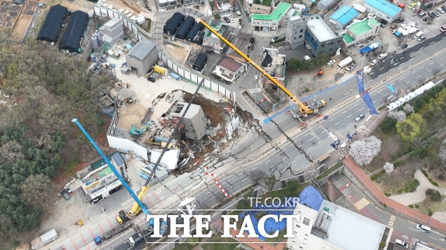 사조위 조사결과 이번 사고는 복합적 원인으로 인해 발생한 것으로 나타났다. 먼저 설계시 하중 계산오류로 인해 2아치터널의 핵심 부재인 중앙기둥의 구조적 안정성이 부족했다. /더팩트 DB