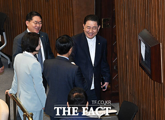 김병기 무소속 의원이 2일 오후 서울 여의도 국회에서 열린 본회의에 참석해 이춘석 무소속 의원(왼쪽)과 인사를 하고 있다. /국회=배정한 기자