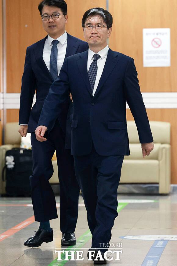 고위공직자범죄수사처(공수처) 검사들의 비위 의혹 수사를 고의로 지연시킨 혐의를 받는 오동운 공수처장이 2일 오전 서울 서초구 서울중앙지법에서 열린 1심 공판에 출석하고 있다. /남윤호 기자