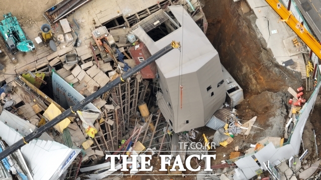 국토교통부는 2일 신안산선 5-2공구 2아치터널 붕괴사고 관련 건설사고조사위원회(이하 사조위)의 사고조사 결과와 재발방지방안 등을 발표했다. 사진은 지난해 4월 발생한 신안산선 터널 붕괴사고 현장. /더팩트 DB