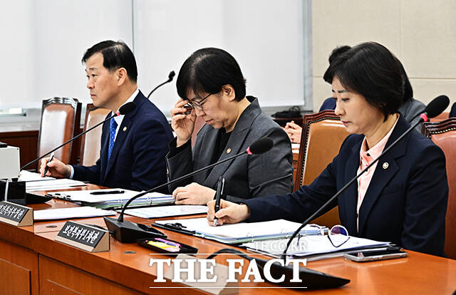 정은경 보건복지부 장관이 2일 오전 서울 여의도 국회에서 열린 보건복지위원회 전체회의에 출석해 추가경정예산안에 대한 제안설명을 하고 있다. /국회=배정한 기자