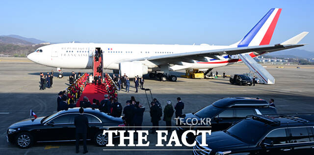 에마뉘엘 마크롱 프랑스 대통령 부부가 2일 오후 경기 성남시 서울공항에 도착해 권오을 국가보훈부 장관의 영접을 받고 있다. /서울공항=이새롬 기자