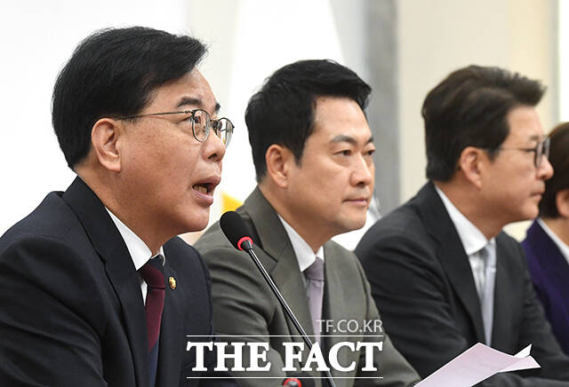 장동혁 국민의힘 대표(가운데)가 2일 오전 서울 여의도 국회에서 열린 국민의힘 최고위원회의에 참석해 모두발언을 하고 있다. /국회=박상민 기자