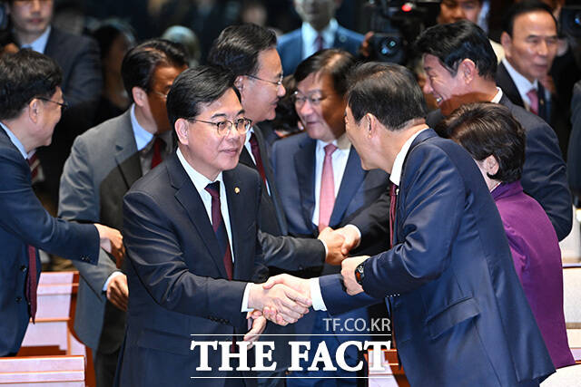 의원총회에서 모두발언하는 송언석 국민의힘 원내대표.