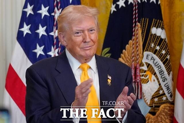 도널드 트럼프 미국 대통령은 1일(현지시간) 향후 2~3주 동안 이란에 대대적 공격을 감행해 이란을 석기 시대로 돌려놓겠다고 밝혔다. 호르무즈 해협에 대해서는 호르무즈 해협으로부터 석유를 수입하는 국가들은 그곳을 스스로 지켜야 할 것이라고 말했다. /AP. 뉴시스