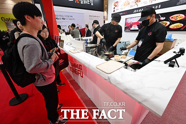 2026 상반기 IFS 프랜차이즈 창업·산업 박람회가 2일 오전 서울 강남구 코엑스에서 개막한 가운데 관람객들이 전시장을 둘러보고 있다. /김성렬 기자