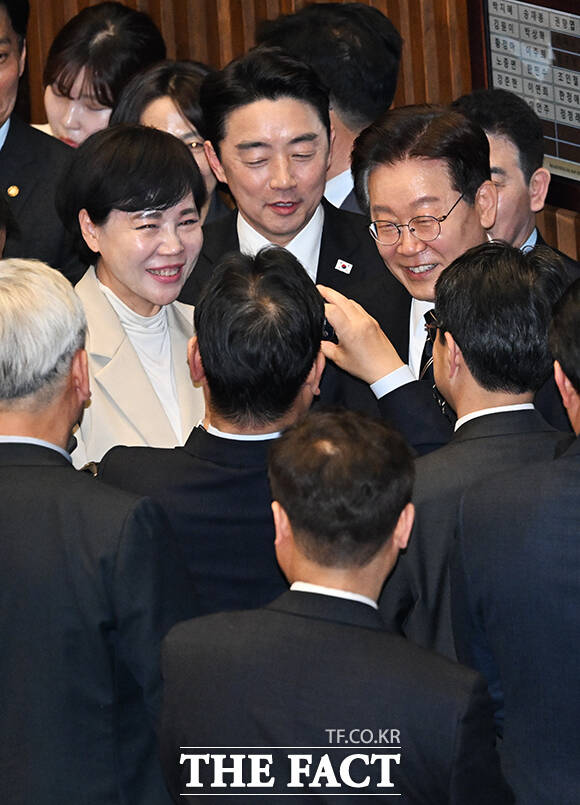 이재명 대통령과 사진촬영 하기 위해 대기하는 전현희·박주민 서울시장 예비후보.