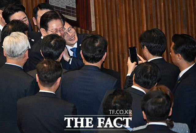 이재명 대통령과 사진촬영 하기 위해 대기하는 전현희·박주민 서울시장 예비후보.