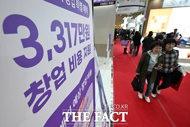 2026 상반기 IFS 프랜차이즈 창업·산업 박람회가 2일 오전 서울 강남구 코엑스에서 개막한 가운데 관람객들이 전시장을 둘러보고 있다. /김성렬 기자