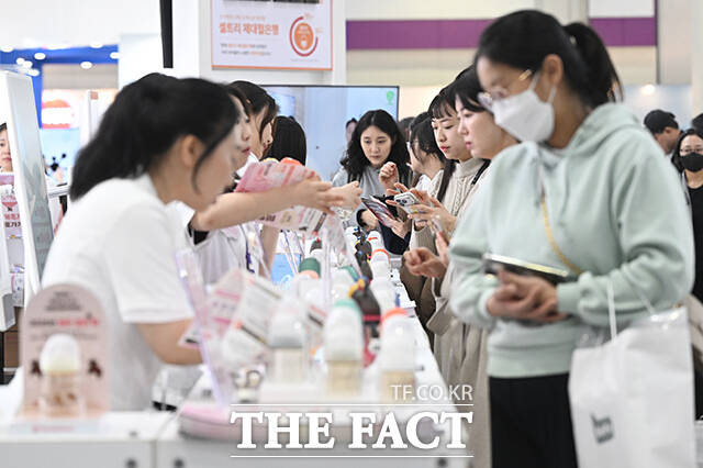 제49회 베페 베이비페어가 2일 오전 서울 강남구 코엑스에서 개막한 가운데 전시장은 관람객들로 붐비고 있다. /김성렬 기자