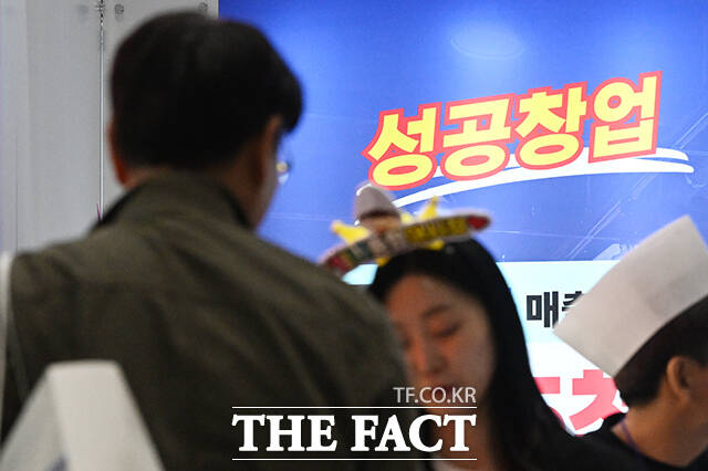 2026 상반기 IFS 프랜차이즈 창업·산업 박람회가 2일 오전 서울 강남구 코엑스에서 개막한 가운데 관람객들이 전시장을 둘러보고 있다. /김성렬 기자