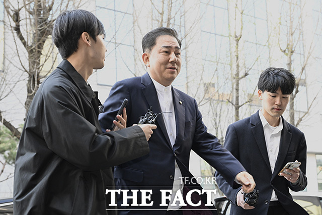 공천 헌금과 차남 특혜 채용 등 13가지 의혹을 받는 김병기 무소속 의원이 2일 오후 서울 마포구 서울경찰청 공공범죄수사대에 피의자 신분으로 출석하고 있다. /송호영 기자