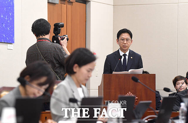 배경훈 부총리 겸 과학기술정보통신부 장관이 2일 오후 서울 여의도 국회에서 열린 과학기술정보방송통신위원회 전체회의에 출석해 2026년도 제1회 추가경정예산안 관련 의원 질의에 답변을 하고 있다. /국회=박상민 기자