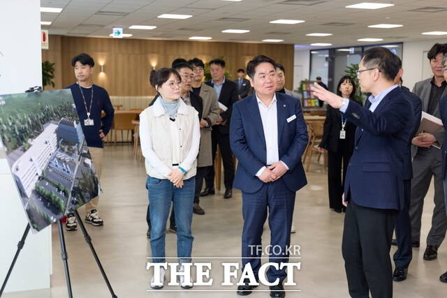 오세현 아산시장이 조성일 삼성전자 TSP총괄 부사장으로부터 온양사업장 현황을 설명받고 있다. /아산시