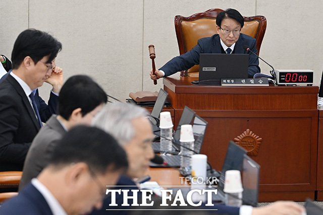 회의 주재하는 권칠승 행정안전위원회 신임 위원장.