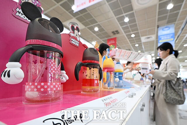 제49회 베페 베이비페어가 2일 오전 서울 강남구 코엑스에서 개막한 가운데 전시장은 관람객들로 붐비고 있다. /김성렬 기자
