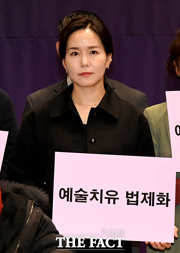 손팻말 들고 기념사진 촬영하는 이주영 의원.