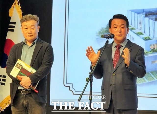 백성현 논산시장이 지난달 31일 복합문화체육센터 '온담' 개관식에서 김영일 팀장을 소개하고 있다. /논산시