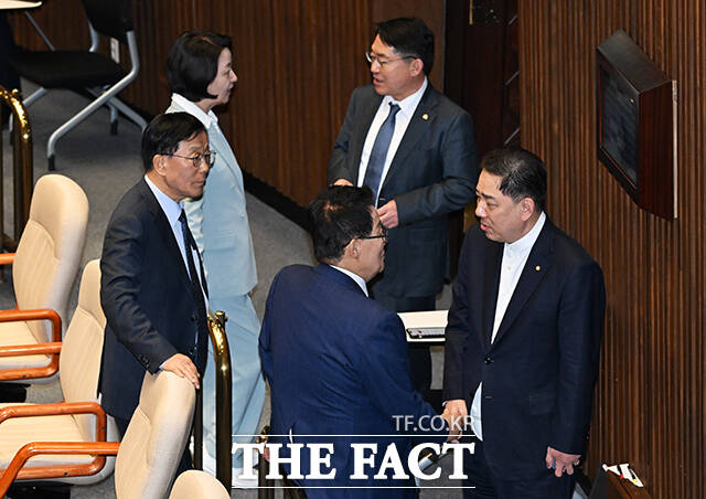 김병기 무소속 의원이 2일 오후 서울 여의도 국회에서 열린 본회의에 참석해 이춘석 무소속 의원(왼쪽)과 인사를 하고 있다. /국회=배정한 기자