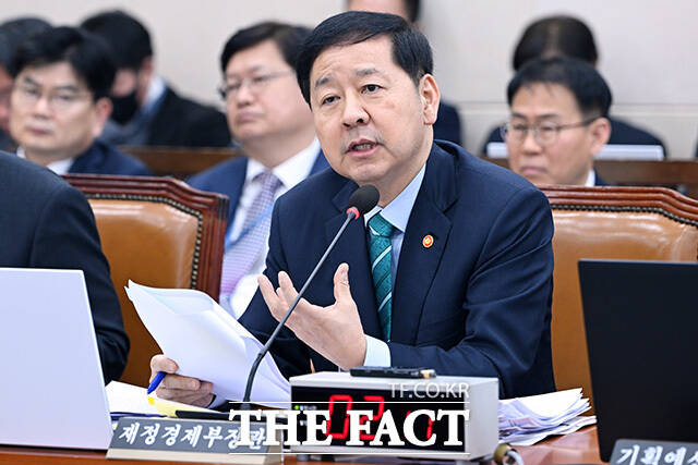 의원 질의에 답하는 구윤철 부총리 겸 재정경제부 장관.