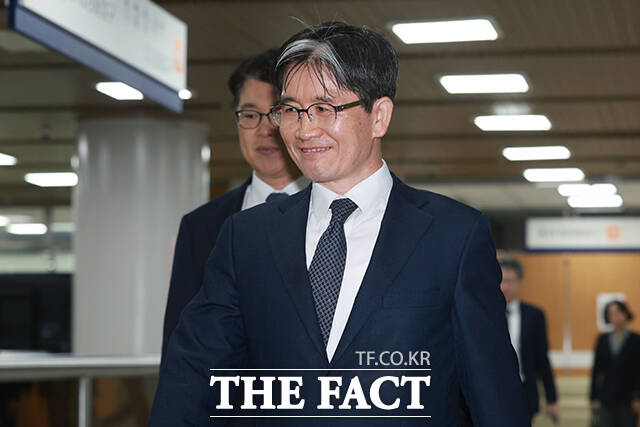 고위공직자범죄수사처(공수처) 검사들의 비위 의혹 수사를 고의로 지연시킨 혐의를 받는 오동운 공수처장이 2일 오전 서울 서초구 서울중앙지법에서 열린 1심 공판에 출석하고 있다. /남윤호 기자