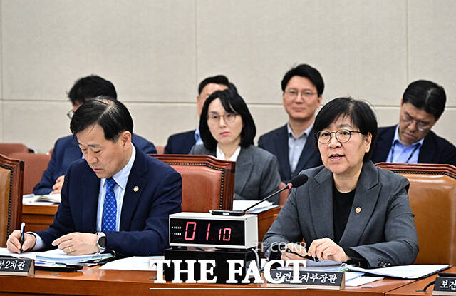 정은경 보건복지부 장관이 2일 오전 서울 여의도 국회에서 열린 보건복지위원회 전체회의에 출석해 추가경정예산안에 대한 제안설명을 하고 있다. /국회=배정한 기자
