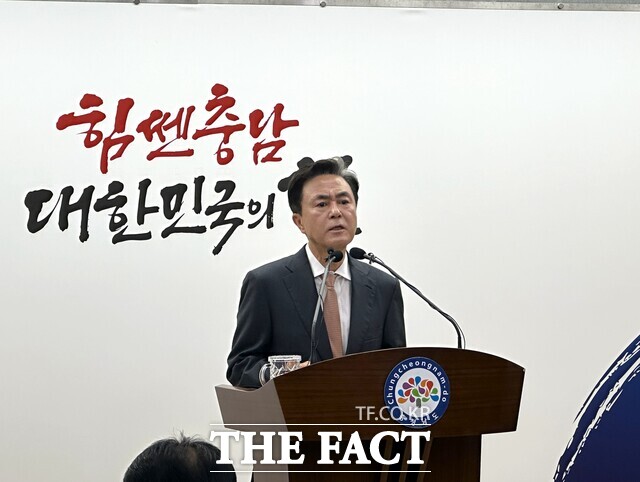 김태흠 충남도지사가 2일 충남도청 프레스센터에서 중동발 위기 대응 민생경제 지원 대책을 발표하고 있다. /노경완 기자