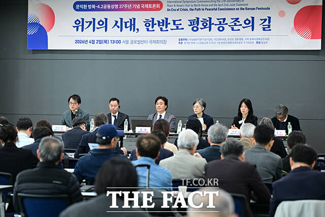 김민석 국무총리가 박승렬 한반도평화행동 명예대표와 악수하고 있다.