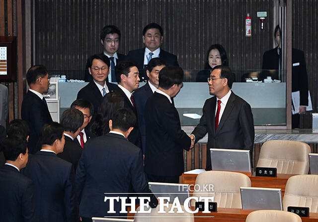 이재명 대통령이 2일 서울 여의도 국회 본회의장에서 중동 사태 대응 등을 위한 추가경정예산안에 대한 시정연설을 하고 있다. /국회=배정한 기자