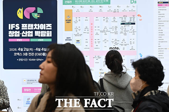 2026 상반기 IFS 프랜차이즈 창업·산업 박람회가 2일 오전 서울 강남구 코엑스에서 개막한 가운데 관람객들이 전시장을 둘러보고 있다. /김성렬 기자