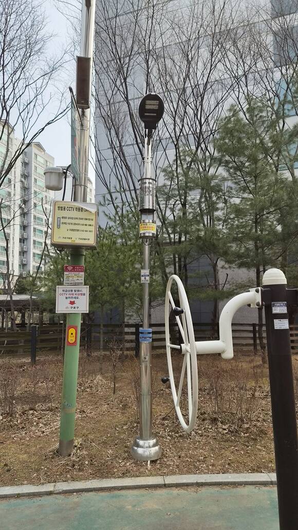 구로구가 위생해충으로 인한 주민 불편을 줄이기 위해 포충기를 설치했다. /구로구