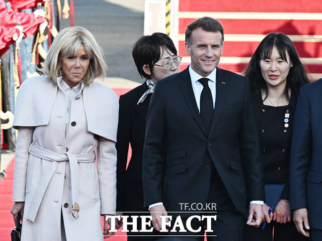에마뉘엘 마크롱 프랑스 대통령 부부가 2일 오후 경기 성남시 서울공항에 도착해 권오을 국가보훈부 장관의 영접을 받고 있다. /서울공항=이새롬 기자