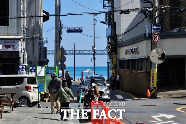 광안리 해수욕장에서 만난 류모(31·남) 씨는 전재수 의원이 해양수산부 장관을 사퇴한 계기였던 통일교 금품수수 의혹을 언급하며 거부감을 드러냈다. 사진은 부산 수영구에 위치한 광안리 해수욕장. /서다빈 기자
