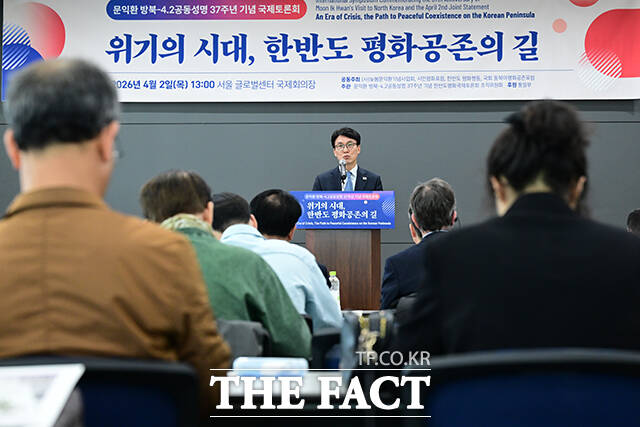 김민석 국무총리가 박승렬 한반도평화행동 명예대표와 악수하고 있다.