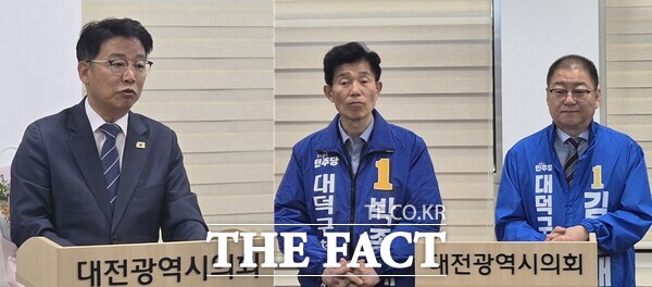 김안태·박종래 민주당 대덕구청장 예비후보(오른쪽)가 2일 대전시의회에서 연대를 선언한 가운데 김찬술 예비후보를 향해 이중당적 문제와 개인정보 유출 의혹에 대한 해명을 요구했다. 이에 김찬술 예비후보(왼쪽)가 즉각 기자회견을 갖고 