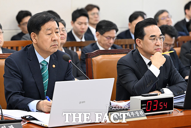 의원 질의 듣는 구윤철 부총리 겸 재정경제부 장관(왼쪽)과 박홍근 기획예산처 장관.
