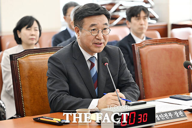 추경 관련 의원 질의 듣는 윤호중 장관.