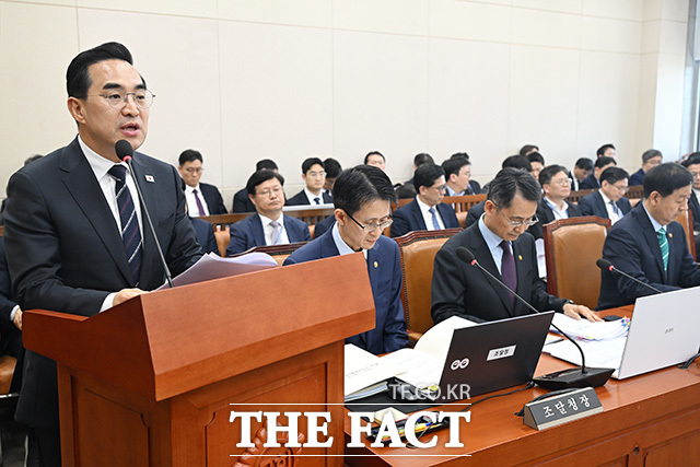 추경예산안 관련 보고 하는 박홍근 기획예산처 장관(왼쪽).
