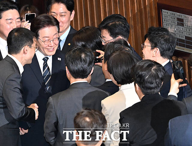 이재명 대통령과 사진촬영 하기 위해 대기하는 전현희·박주민 서울시장 예비후보.