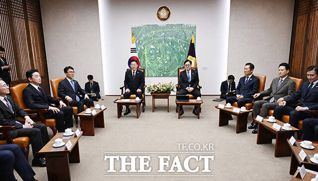 이재명 대통령(왼쪽 네 번째)이 2일 오후 서울 여의도 국회에서 추가경정예산안 시정연설을 앞두고 우원식 국회의장 및 여야 대표들과 환담을 하고 있다. /국회사진기자단