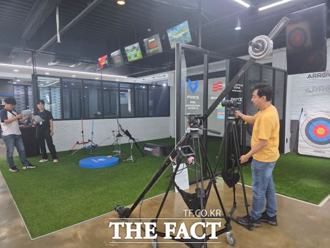 중소기업 사업장에서 해외 홍보용 영상 촬영을 하고 있는 제작지원팀 /수원시