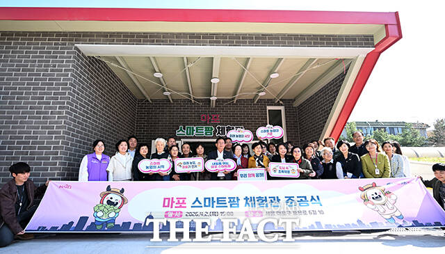 박강수 마포구청장(가운데)를 비롯한 내빈들이 '마포 스마트팜 체험관' 준공식에서 커팅식을 하고 있다.