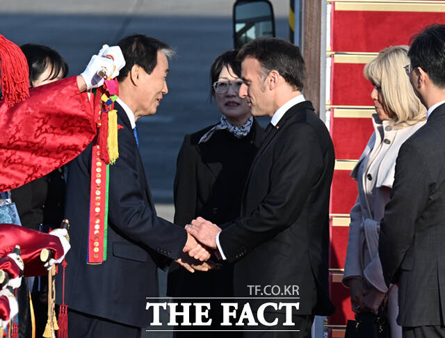 에마뉘엘 마크롱 프랑스 대통령 부부가 2일 오후 경기 성남시 서울공항에 도착해 권오을 국가보훈부 장관의 영접을 받고 있다. /서울공항=이새롬 기자
