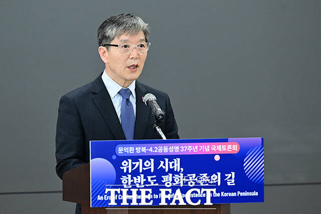 김민석 국무총리가 박승렬 한반도평화행동 명예대표와 악수하고 있다.